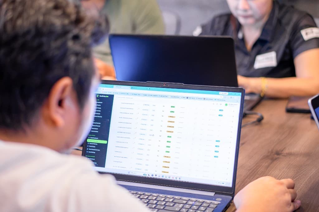 ผู้เรียนวิเคราะห์และพัฒนาเว็บไซต์บน Laptop ในคอร์ส Manus AI